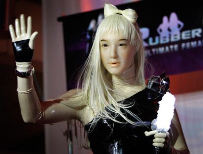 Una 'rubber puppet' de Suecia, durante su actaución en el 'Latexpo 2010'. Las 'rubber' son, normalemente, hombres vestidos de mujeres que se presentann con muñecas de latex.