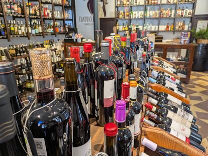 Interior de Damaxen, con botellas de vinos y de destilados.
