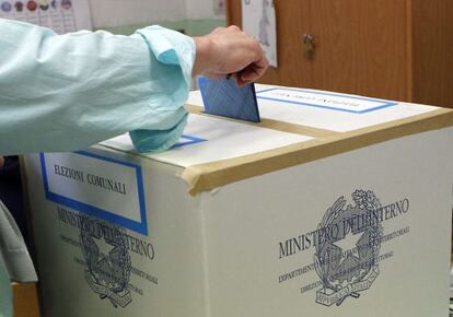 Un hombre deposita su voto en el centro electoral de Cvitavecchia, a 70 kilómetros al norte de Roma ayer en las municipales italianas.