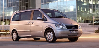 El frontal con la elegante parrilla y la estrella de la marca identifica al Viano con la imagen de Mercedes. Pero los trazos laterales rectos y los ángulos cuadrados del techo y el portón le dan aspecto de furgoneta.