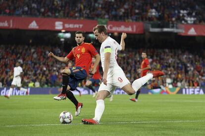 El delantero de Inglaterra Harry Kane dispara ante la presión Nacho, jugador de la selección española.