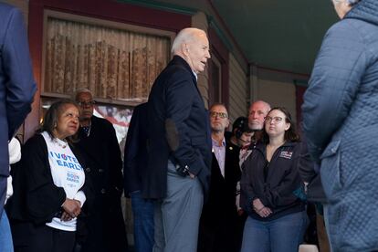 El presidente de Estados Unidos, Joe Biden, saluda a sus seguidores durante un acto de campaña en Saginaw (Míchigan).