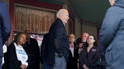 El presidente de Estados Unidos, Joe Biden, saluda a sus seguidores durante un acto de campaña en Saginaw (Míchigan).