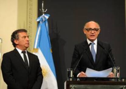 El canciller argentino, Héctor Timerman (d), acompañado del gobernador de la provincia de Entre Ríos, Sergio Urribarri (i), el 2 de octubre de 2013, en Buenos Aires (Argentina). EFE/Archivo