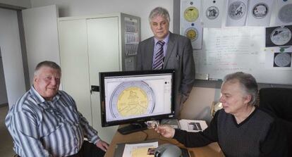 Bernard Gillard, Andre Toujour y Luc Luyckx, promotores del proyecto, en la Real Casa de la Moneda belga.