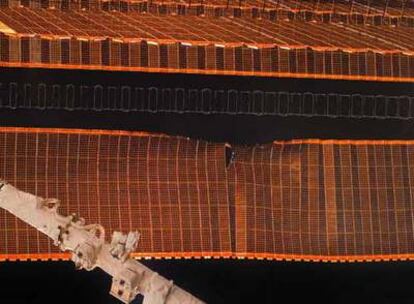 Desgarro (75 centímetros) producido en uno de los grandes paneles solares de la estación espacial.