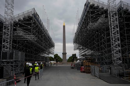Trabajadores pasan entre las gradas hasta el obelisco en la se de olímpica de la 'Place de la Concorde', el miércoles 3 de julio de 2024 en París.