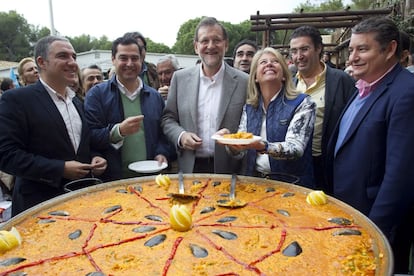 La alcaldesa de Marbella, Ángeles Muñoz, en un acto electoral junto al expresidente del Gobierno Mariano Rajoy y el presidente andaluz Juan Manuel Moreno, en 2015.
