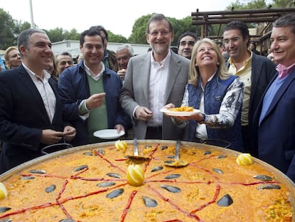 La alcaldesa de Marbella, Ángeles Muñoz, en un acto electoral junto al expresidente del Gobierno Mariano Rajoy y el presidente andaluz Juan Manuel Moreno, en 2015.