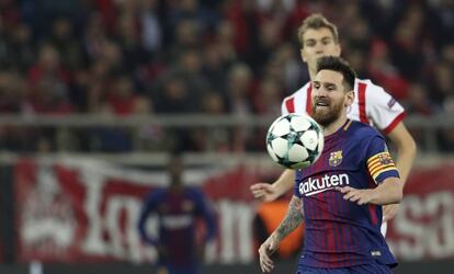 Messi trata de zafarse de Engels.