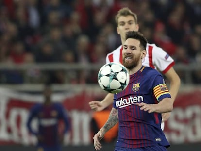 Messi trata de zafarse de Engels.