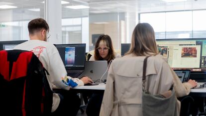 Tres trabajadores en la consultora de 'marketing' Alkemy, en abril, en Madrid.