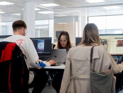 Varios trabajadores en una oficina de Madrid.