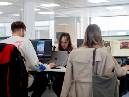 Tres trabajadores en la consultora de 'marketing' Alkemy, en abril, en Madrid.