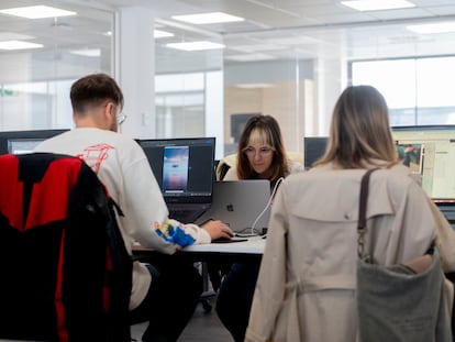 Trabajadores de una empresa de consultoría en Madrid, en una imagen de archivo.