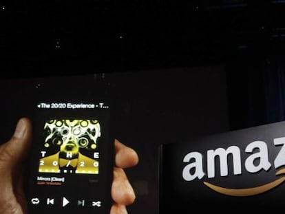 Jeff Bezos muestra un smartphone Fire.