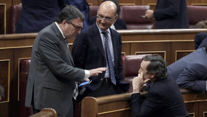 El portavoz del PNV, Aitor Esteban, conversa con el del PP, Rafael Hernando en el Congreso.