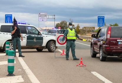 Agentes de la Guardia Civil controlan una carretera de acceso a Zaragoza este domingo.