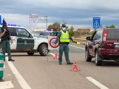 Agentes de la Guardia Civil controlan una carretera de acceso a Zaragoza este domingo.