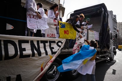 La protesta avanza en un camión en las calles de Buenos Aires.