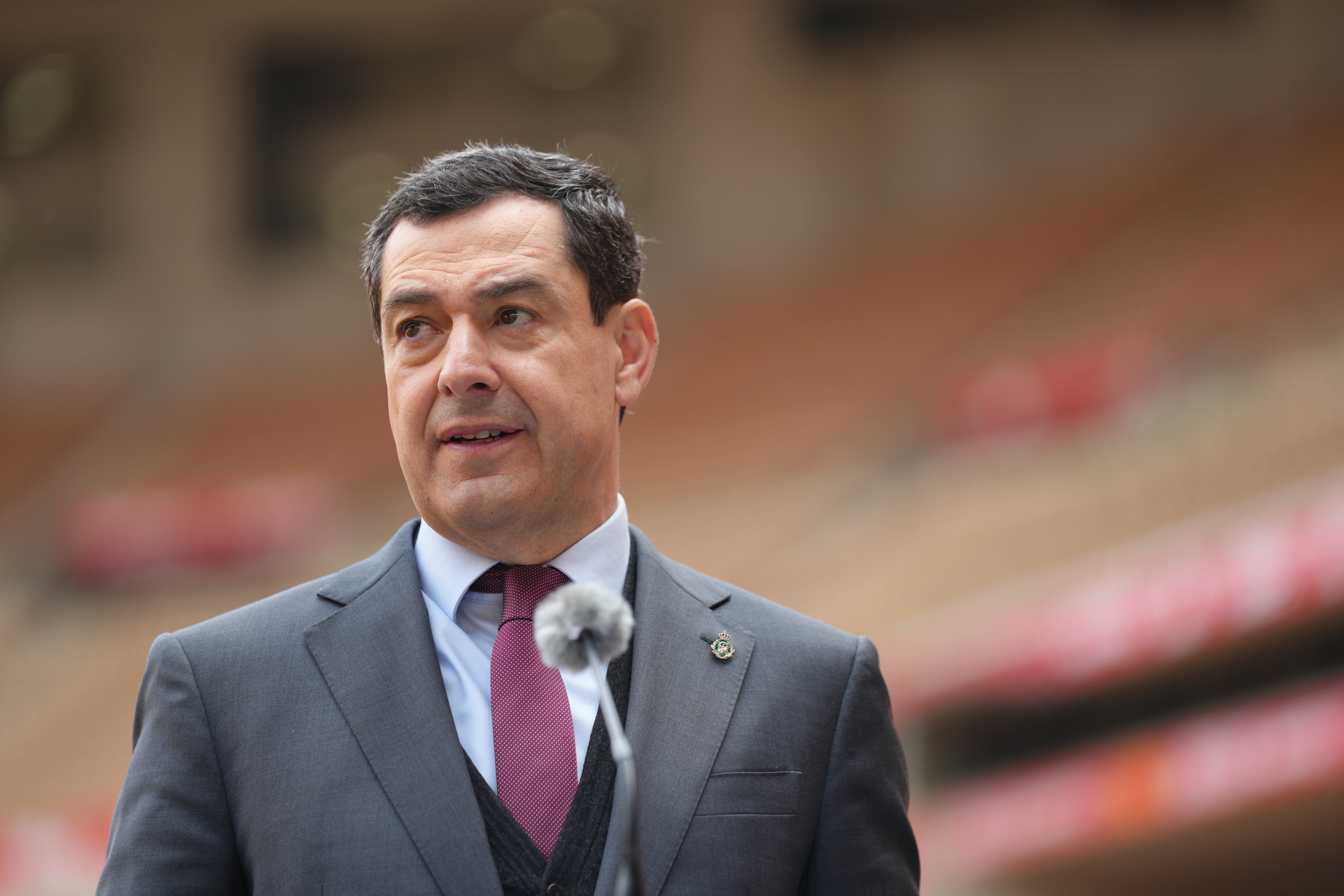 Moreno rectifica y asegura que Andalucía asumirá la gratuidad del transporte para menores