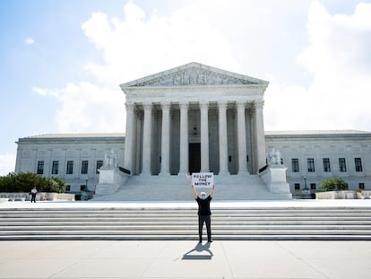 Bill Christeson protesta diante da Suprema Corte dos EUA enquanto esta se prepara para julgar dois casos que buscam obter dados financeiros do presidente Trump, incluindo suas declarações de impostos, em Washington, na quinta-feira.