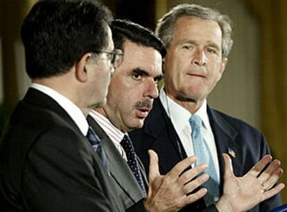 Romano Prodi, José María Aznar y George W. Bush se dirigen a la prensa tras su reunión en Washington.