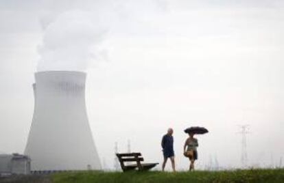 Una pareja pasea en las proximidades de la central nuclear de Doel, Bélgica. EFE/Archivo
