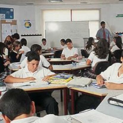 Dos profesores imparten clases en un colegio