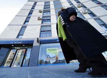 Mónica, que se enfrenta al embargo de su piso por impago, frente a una sucursal bancaria en Madrid.