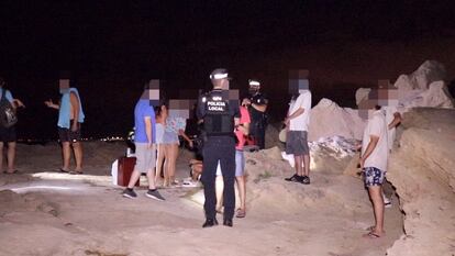 La Policía Local de Alicante interviene en un botellón.