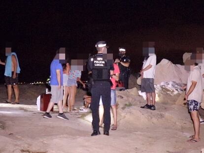 La Policía Local de Alicante interviene en un botellón.