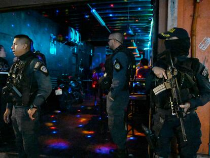 Policías en un punto de revisión en la zona de discotecas en San José, Costa Rica, el 18 de agosto 2023.
