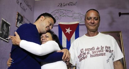 Angel Figueredo (d) com sua família depois de ser libertado.