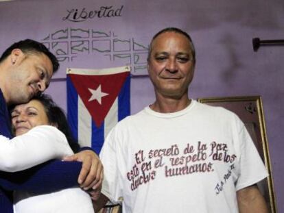 Angel Figueredo (d) com sua família depois de ser libertado.