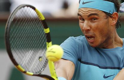 Nadal golpea la pelota ante Bagnis.