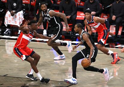 Kevin Durant, con el balón, ante Thomas Bryant, en el Nets-Wizards.