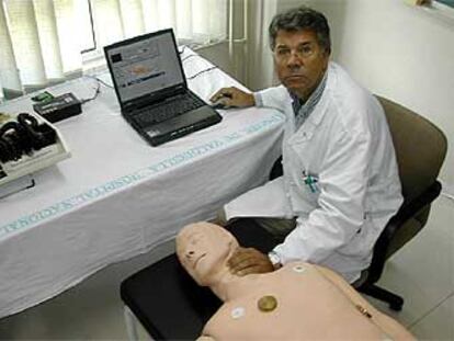 El doctor Víctor Martínez Landeras, intensivista del hospital Marqués de Valdecilla de Santander.