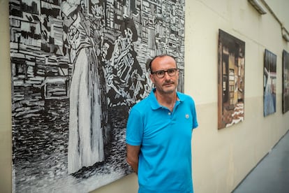 David, un recluso del centro penitenciario de Navalcarnero, delante del cuadro que más le gusta de Ikella Alonso.