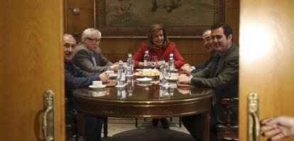Desde la izquierda: los secretarios generales de UGT, Pepe Álvarez, y de CC OO, Ignacio Fernández Toxo, junto a la ministra de Empleo, Fátima Báñez, y los presidentes de la CEOE, Juan Rosell, y de Cepyme, Antonio Garamendi