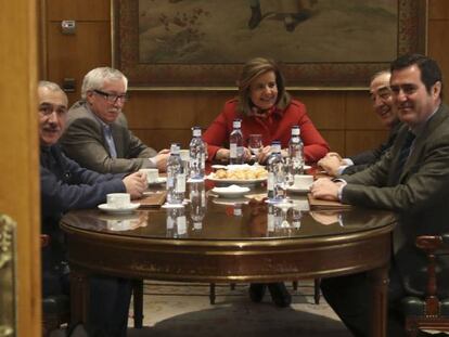 Desde la izquierda: los secretarios generales de UGT, Pepe Álvarez, y de CC OO, Ignacio Fernández Toxo, junto a la ministra de Empleo, Fátima Báñez, y los presidentes de la CEOE, Juan Rosell, y de Cepyme, Antonio Garamendi