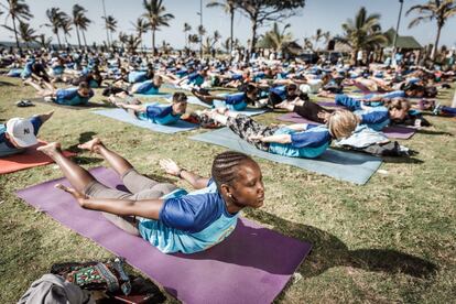 Sesión de yoga en la playa de North Beach, Durban (SUdáfrica), el 17 de junio de 2018.