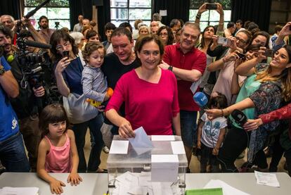 Ada Colau, candidata a la Alcaldía de Barcelona por Barcelona en Comú, ejerce su derecho al voto.