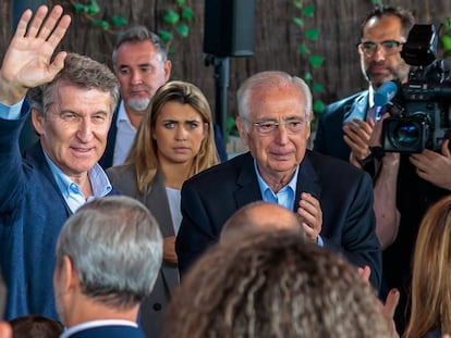 El líder del PP, Alberto Núñez Feijóo, junto al presidente de Melilla, Juan José Imbroda, este lunes, en la ciudad autónoma. Pacto PP y Vox en la Comunidad Valenciana tras la dimisión de Carlos Mazón.