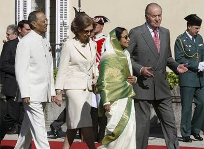 Los Reyes dan la bienvenida a la presidenta de la India, Pratibha Patil.