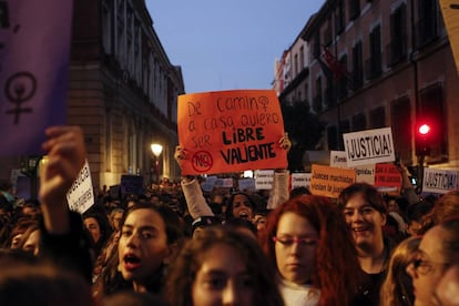 Manifestação na frente do Ministério da Justiça em defesa da vítima de estupro coletivo em Pamplona.