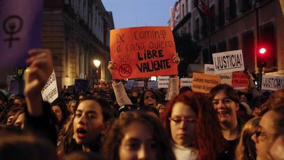 Manifestação na frente do Ministério da Justiça em defesa da vítima de estupro coletivo em Pamplona.