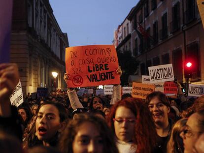 Manifestação na frente do Ministério da Justiça em defesa da vítima de estupro coletivo em Pamplona.