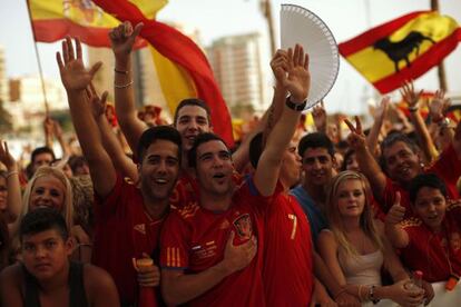 Aficionados espa&ntilde;oles siguiendo un partido de la Eurocopa