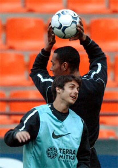 Aimar y Carew, durante el entrenamiento de ayer del Valencia.